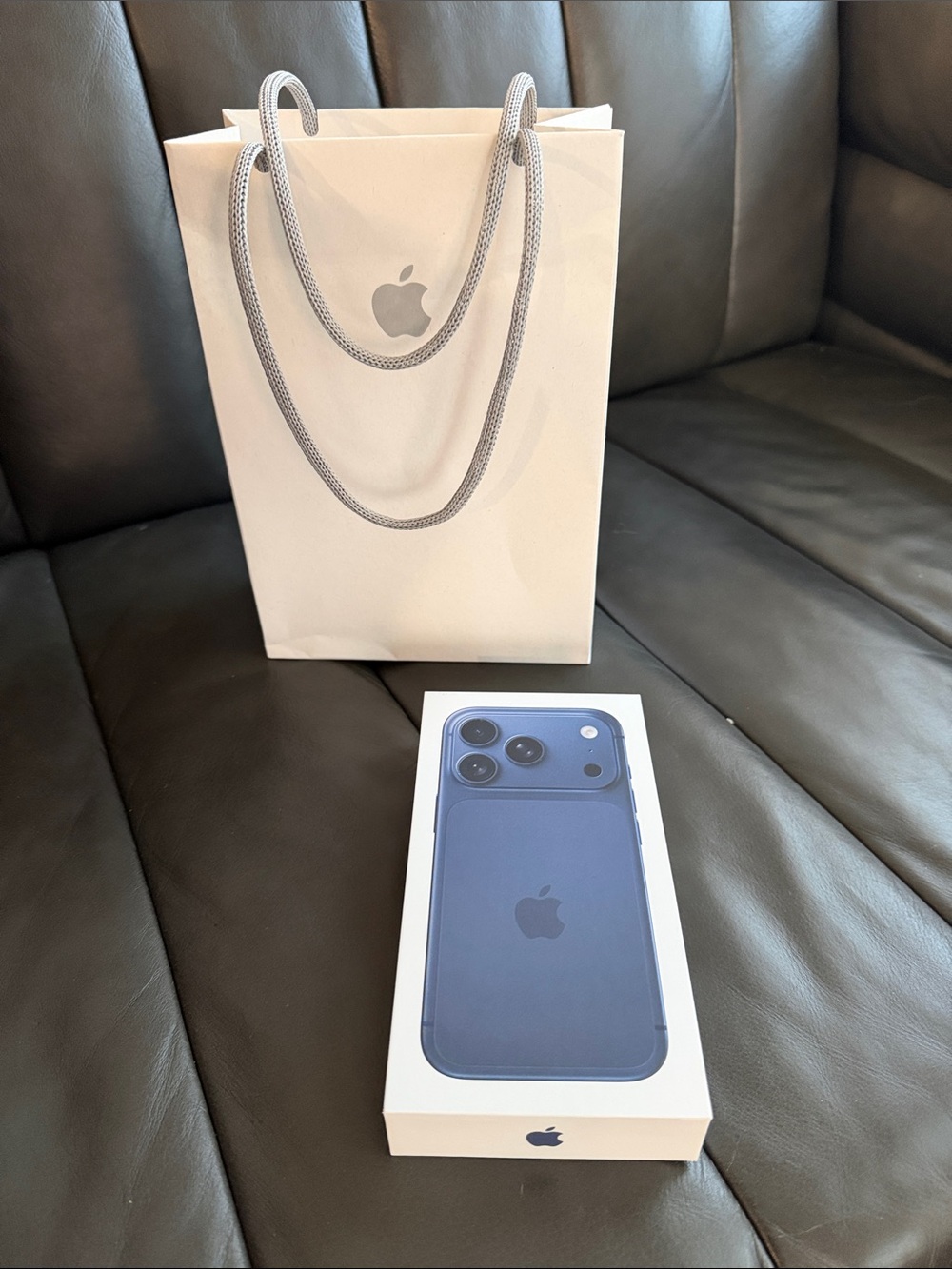 Prostine Apple iPhone 17Pro Blue phone BOX & Apple Store Gift BAG